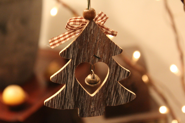 Holzgeschnitzter Tannenbaum zu Weihnachten